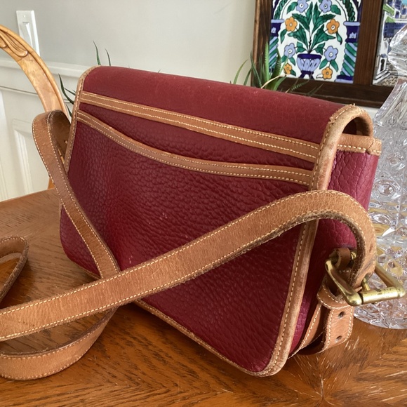 VINTAGE DOONEY & BOURKE DEEP BURGUNDY WITH BROWN  PEBBLED LEATHER SHOULDER BAG - Picture 2 of 14